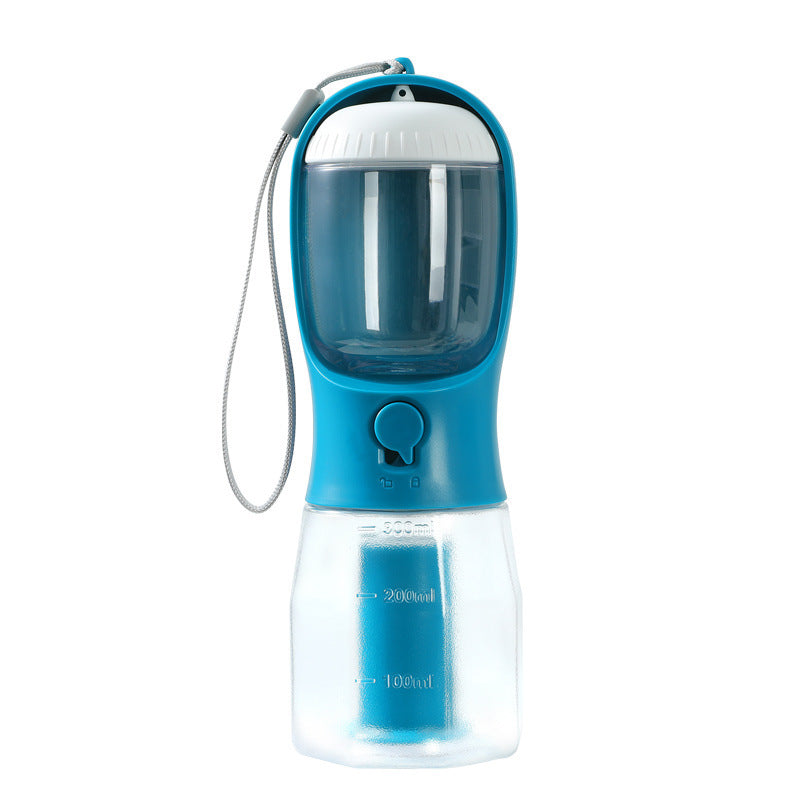 Hundewasserbecher mit Futter- und Müllbeutel, dreifach funktional, tragbar für unterwegs, ideales Haustierzubehör.