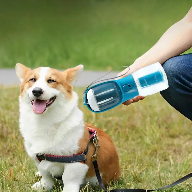 Hundewasserbecher Trink- und Futterbehälter, Müllbeutel, dreifach funktional, ideale Reisehilfe für Haustiere.