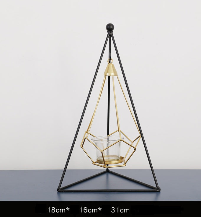 Nordische Candle Holders aus Eisen, ideal für Blockkerzen, in einzigartigem dreieckigem Design.